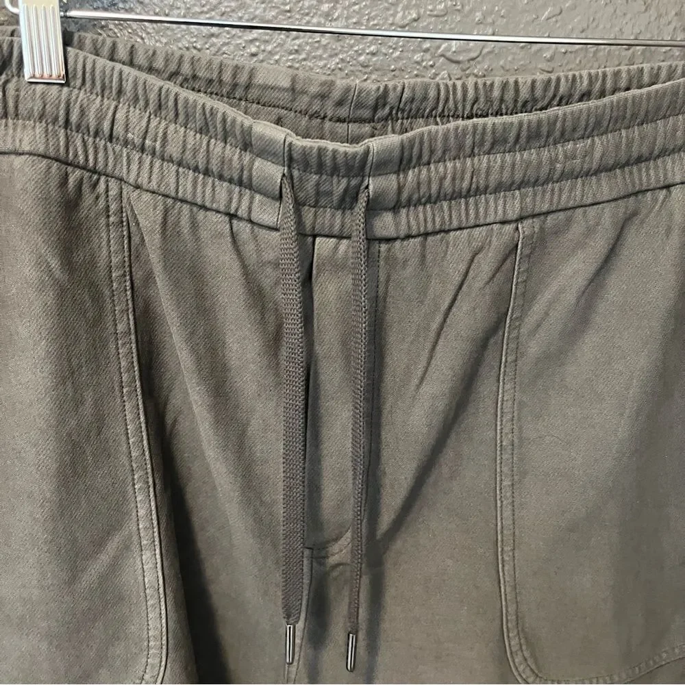 Athleta Farallon Shorts, Cypress Green